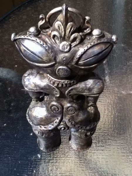 Cho đến nay, ý nghĩa của Dogu vẫn là ẩn số, dù một số tài liệu vẫn nhầm lẫn chúng với những bức tượng đất sét Haniwa dùng trong tang lễ thời kỳ Kofun Kofun (250-538).