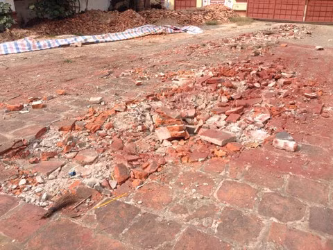 Dự án tu bổ, tôn tạo di tích Đình La Cả (phường Dương Nội , quận Hà Đông, TP Hà Nội) cũng khiến dư luận bức xúc khi đơn vị thi công tự ý hạ giải, tháo dỡ nhiều kết cấu nguyên bản, mái ngói khi chưa có đủ thẩm thẩm quyền, xe tải trọng lớn làm nát cả một phần sân đình. Ảnh: Dân Trí.