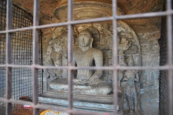 Đầu tiên, ở động Vijjadhara là pho tượng cao 1,4 mét khắc họa Đức Phật đang nhập định trên đài sen được đỡ bởi một chiếc ngai trang trí hình hoa sen và sư tử dưới một mái vòm có các vị Bồ Tát đang đảnh lễ Ngài từ trời cao, xung quanh là các biểu tượng của Phật giáo Đại thừa như các viên kim cương, hoa sen đôi và ngọn lửa thần.