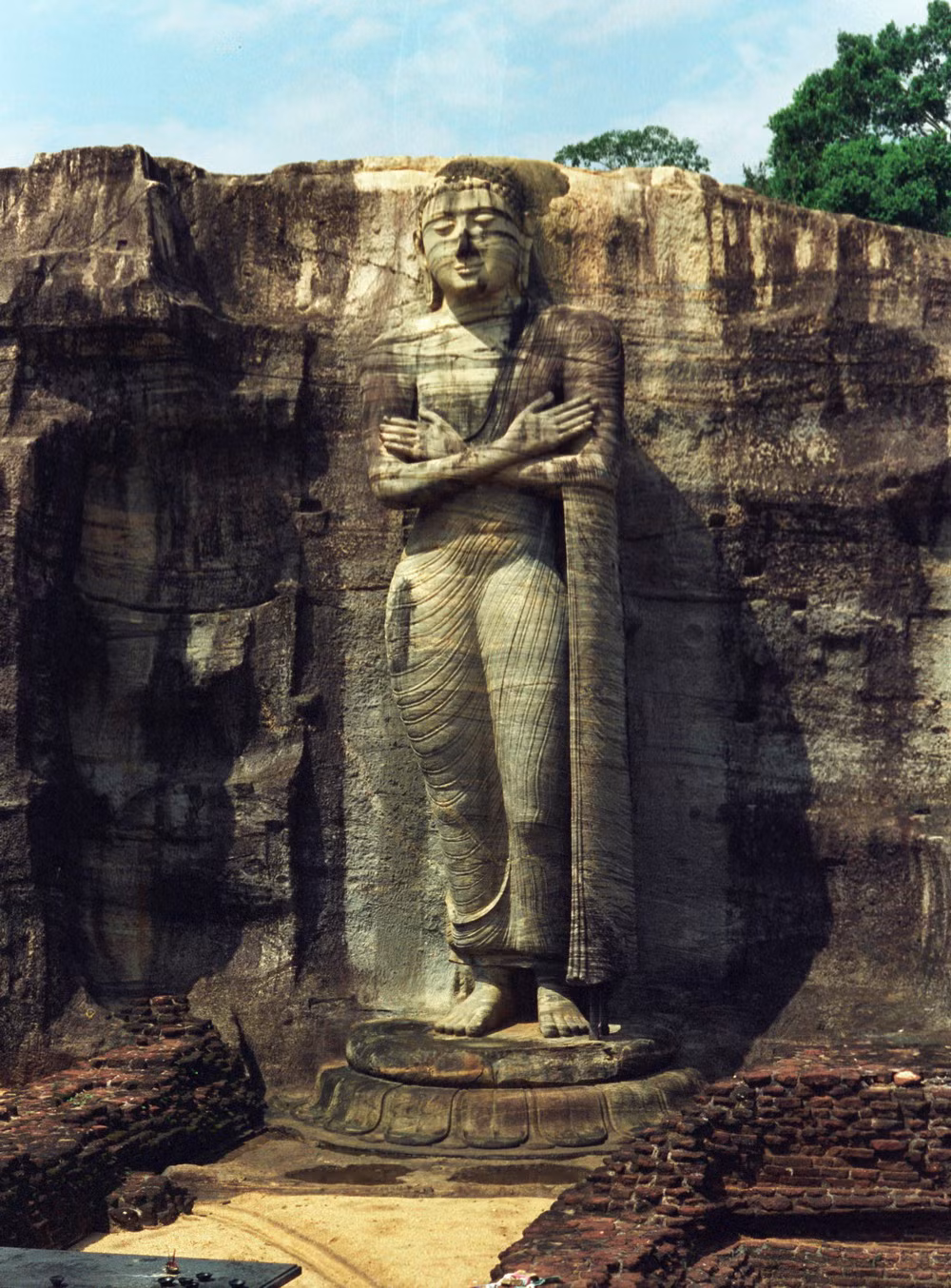 Cách tượng Phật ngồi không xa là một pho tượng Phật đứng sừng sững cao 6,9 mét tọa trên đài sen, dựa lưng thư thả vào vách núi, hai tay khoanh trước ngực. Đây là bức tượng được làm đầu tiên trong quần thể tượng Phật ở Gal Viharaya.