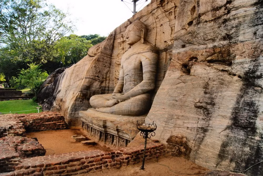 Những gì còn lại của công trình này là bốn pho tượng Phật ở các thế ngồi, đứng, nằm tạc sâu vào vách núi. Mỗi pho tượng đều sử dụng tối đa diện tích mặt đá và từng có điện thờ riêng mà bằng chứng là các hốc hõm và tường gạch, được gọi là các động.