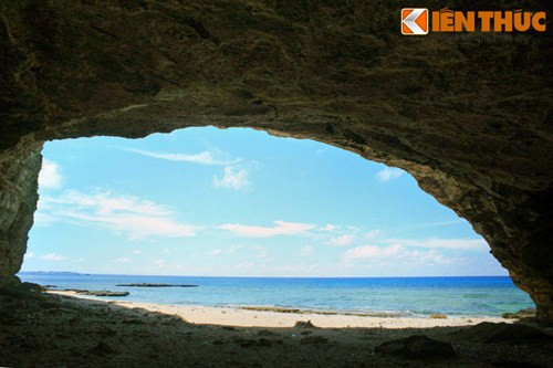 Tuy nhiên, hang lại được trời phú cho một vị thế độc nhất vô nhị: nằm bên bãi biển tuyệt đẹp của hòn đảo nỏi tiếng miền Trung.