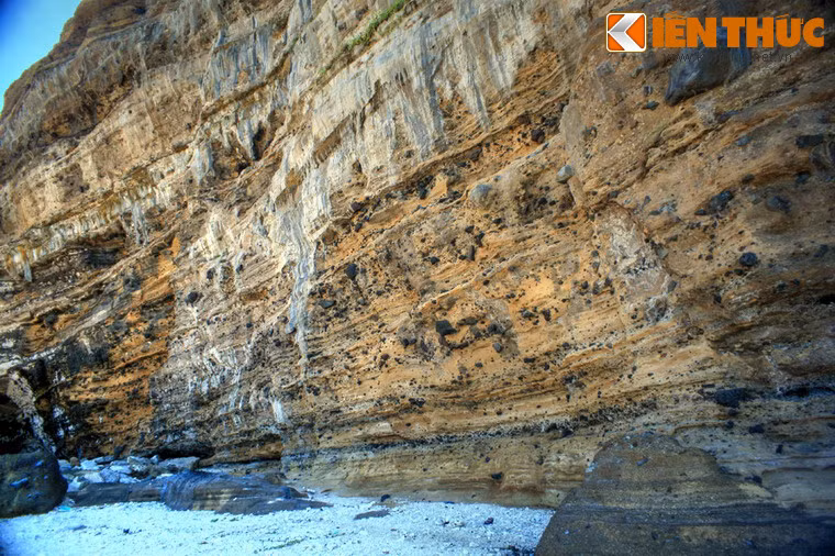 Quanh khu vực hang Câu vẫn còn rất hoang sơ, hầu như không có dịch vụ dành cho khách du lịch.