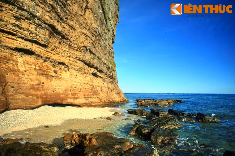 Đến thăm hang, du khách không khỏi choáng ngợp trước khung cảnh thiên nhiên hùng vĩ giữa một bên là biển xanh, một bên là vách núi dựng đứng.