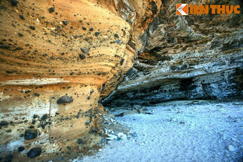 Hang được hình thành cách nay hàng nghìn năm từ nham thạch cùng với sự tác động của gió và sóng biển.