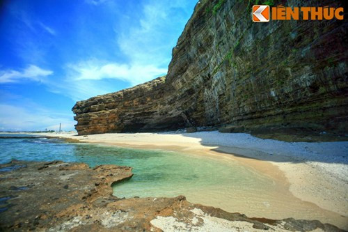 Nước biển nơi đây trong xanh khó đâu sánh bằng.