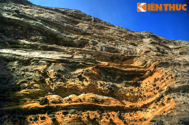 Quá trình kiến tạo địa chất khiến các vách núi có hình thù huyền ảo như những bức tranh trừu tượng.
