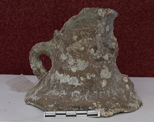 Bên cạnh đó là nhiều số vật dụng bằng đá.