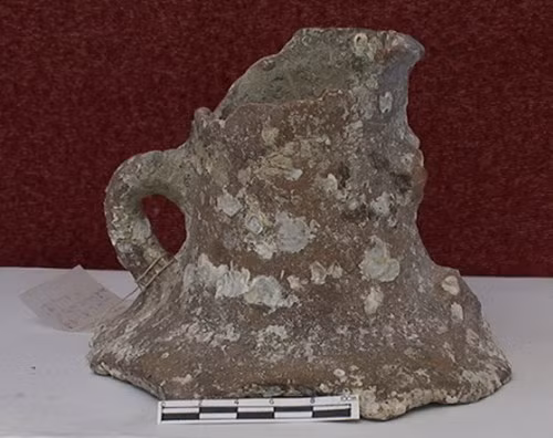 Bên cạnh đó là nhiều số vật dụng bằng đá.