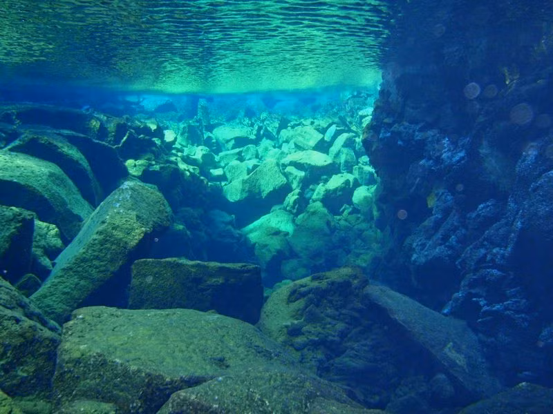 Các nền móng, tường và bậc thang bằng đá cho thấy nơi đây từng tồn tại một thành phố cổ hưng thịnh.