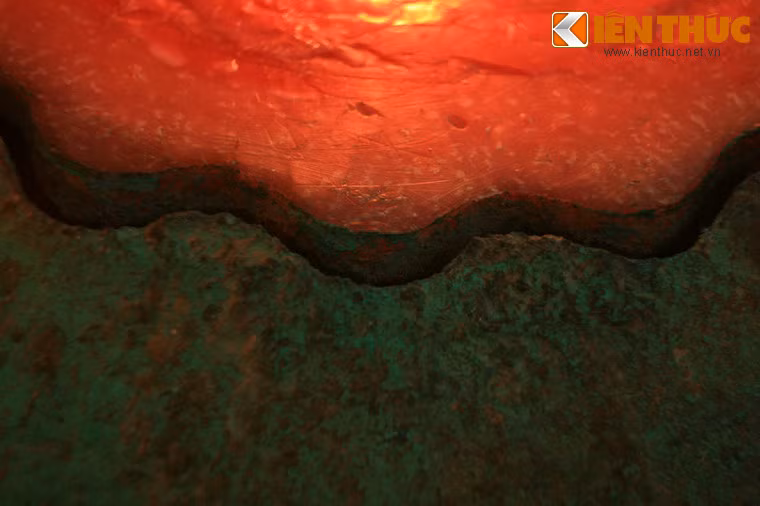 Ngoài 2 cây nến đang cháy, chùa Đất Sét còn 3 đôi nến khác lớn hơn, mỗi cây nến dùng đến 200kg sáp.