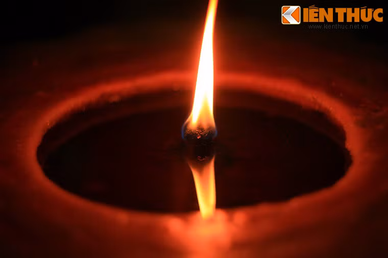 Ước tính bình quân mỗi cây nến khổng lồ này cháy suốt ngày đêm phải mất 70-80 năm mới hết.