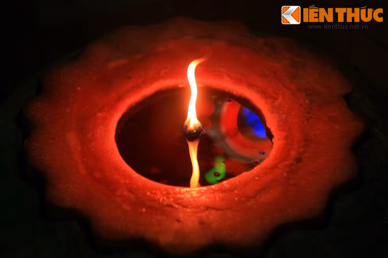 Sau một tháng, nến nguội rồi mới gỡ khuôn ra và trang trí.