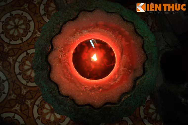 Nến được đúc bằng sáp nguyên chất, chặt nhỏ, cho vào chảo nấu lỏng, đổ vào khuôn. Bên ngoài khuôn được cuộn bằng tôn lợp nhà.