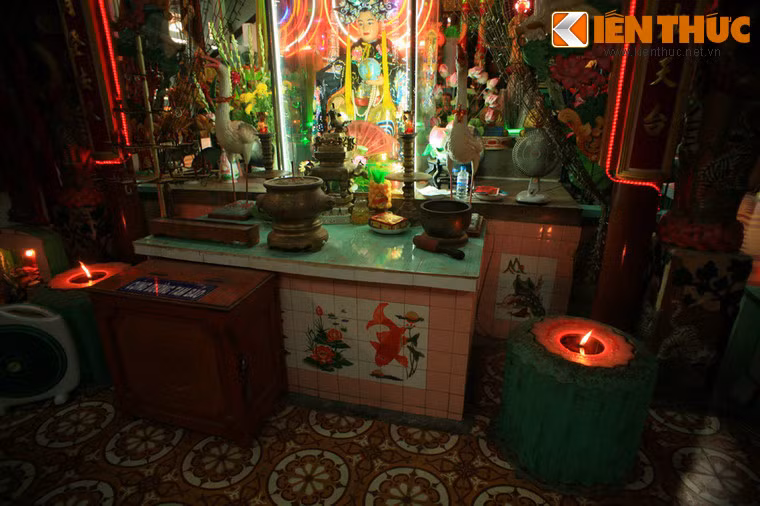 Cặp nến này đã cháy suốt ngày đêm từ khi nghệ nhân Ngô Kim Tòng - chủ nhân các tác phẩm đất sét ở chùa - qua đời (18/7/1970) cho đến nay.