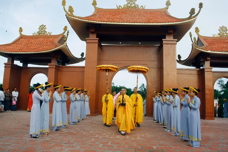 Ngày 17/5/2014, sau gần một năm xây dựng với vốn đầu tư 145 tỷ đồng từ nguồn xã hội hóa, Thiền viện Trúc Lâm Phương Nam được khánh thành tại huyện Phong Điền, TP Cần Thơ. Thiền viện được xây trên khuôn viên 4 ha theo lối kiến trúc Việt Nam, mô hình Phật giáo thời Lý Trần, là thiền viện lớn nhất khu vực ĐBSCL.