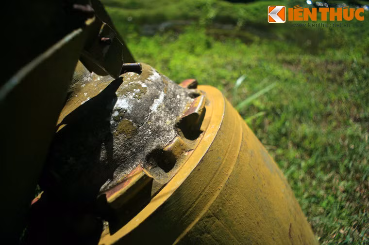 Ngày 24/7/1968, một trong những quả bom như vậy đã giết chết 10 cô gái thanh niên xung phong, những người có nhiệm vụ canh giữ Ngã ba Đồng Lộc, phá bom và sửa đường thông xe khi bị bom phá. Các cô hi sinh khi tuổi đời còn rất trẻ, phần lớn chưa lập gia đình.