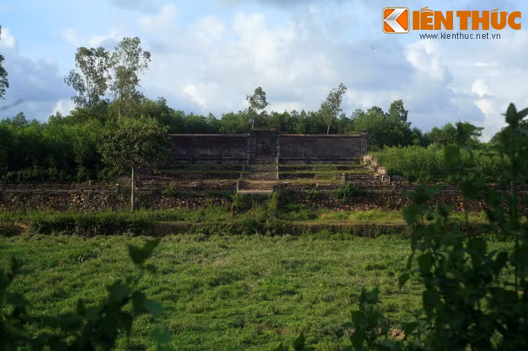 Lăng Thoại Thánh tọa lạc trong khuôn viên lăng Gia Long, thuộc xã Hương Thọ, huyện Hương Trà, tỉnh Thừa Thiên-Huế. Đây là lăng mộ của bà Nguyễn Thị Hoàn (1736 - 1811), mẹ vua Gia Long.