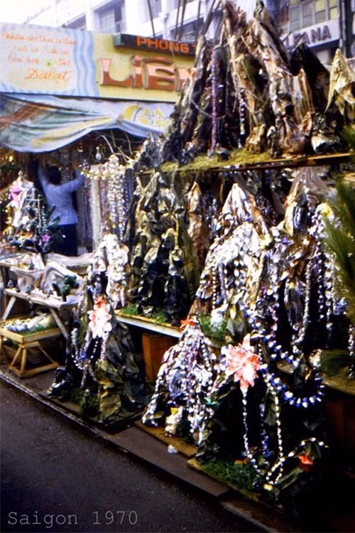 Hang đá và các vòng dây kim tuyến, 1970.