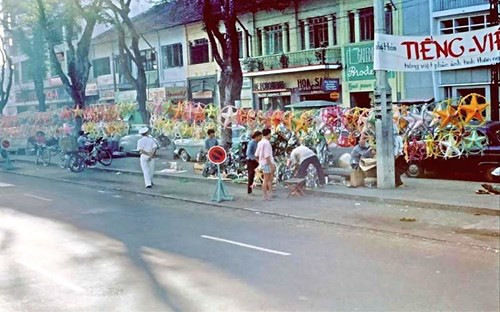 Toàn cảnh một dãy phố bán đồ trang trí Giáng sinh.