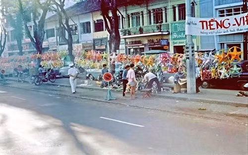 Toàn cảnh một dãy phố bán đồ trang trí Giáng sinh.