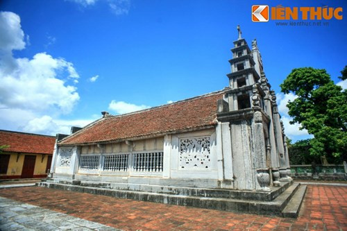 Khác với các nhà thờ được xây sau, tất cả mọi thứ ở nhà thờ này đều được làm bằng đá, từ nền, tường, cột, chấn song cửa...