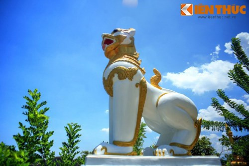 Tượng sư tử phong cách phật giáo Miến Điện bài trí phía trước bảo tháp.