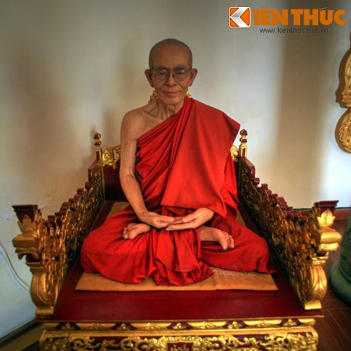 Tượng thiền sư Hộ Nhẫn - người sáng lập chùa Thiền Lâm - được tạo tác sống động như người thật, tôn trí trong bảo tháp.