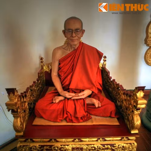 Tượng thiền sư Hộ Nhẫn - người sáng lập chùa Thiền Lâm - được tạo tác sống động như người thật, tôn trí trong bảo tháp.