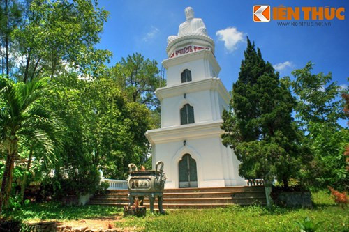 Trước khuôn viên chùa, phía bên trái còn có bảo tượng Ðức Phật toạ thiền, quay mặt về hướng Ðông cao 5,2 métđược đặt trên đài 3 tầng cao 9m.