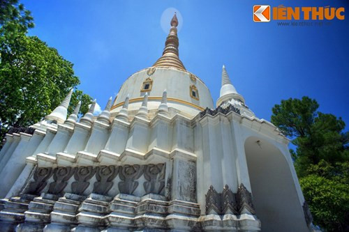 Bảo tháp có 2 phần: Tầng dưới là chính điện; tầng trên tôn trí Xá lợi Phật Thích Ca và chư Thánh tăng.