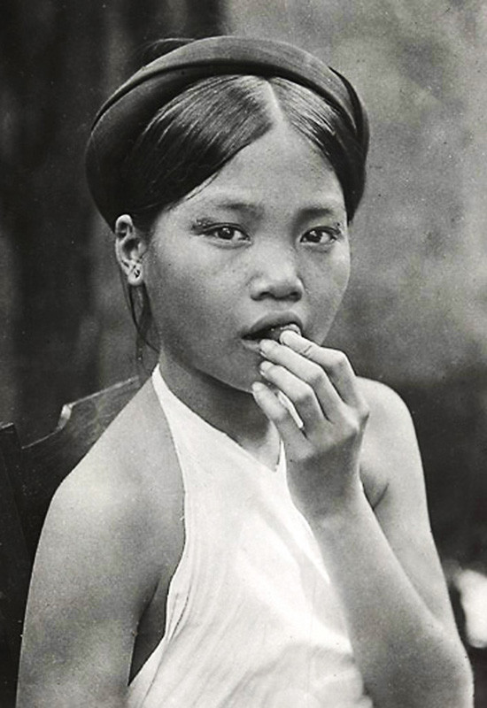 Nét duyên khi... ăn quà vặt.