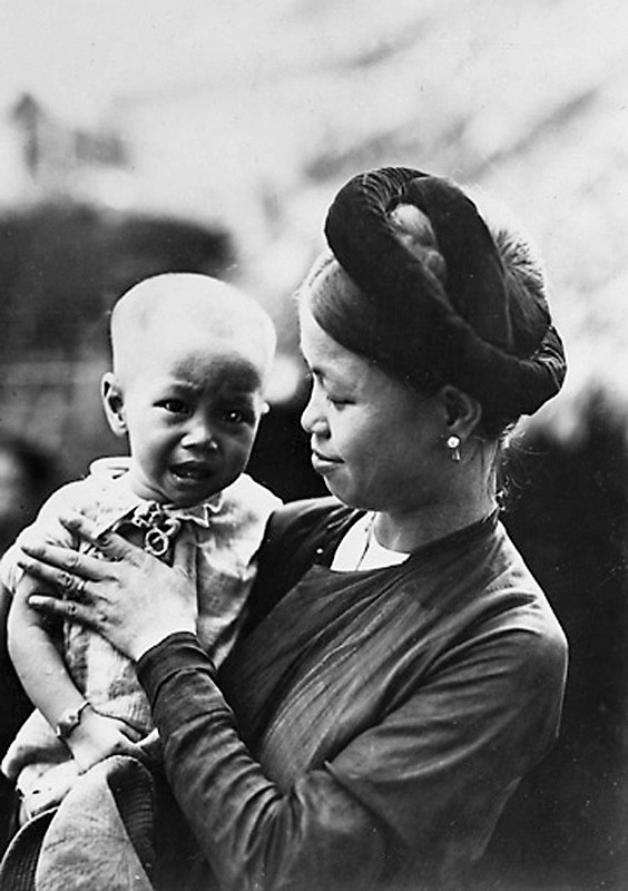 Hai mẹ con người An Nam.