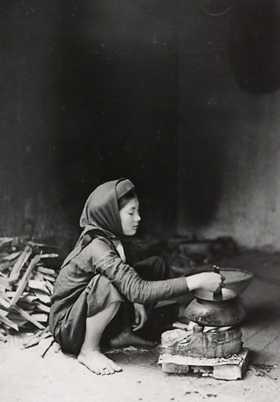 Thiếu nữ Bắc Bộ nấu bếp.