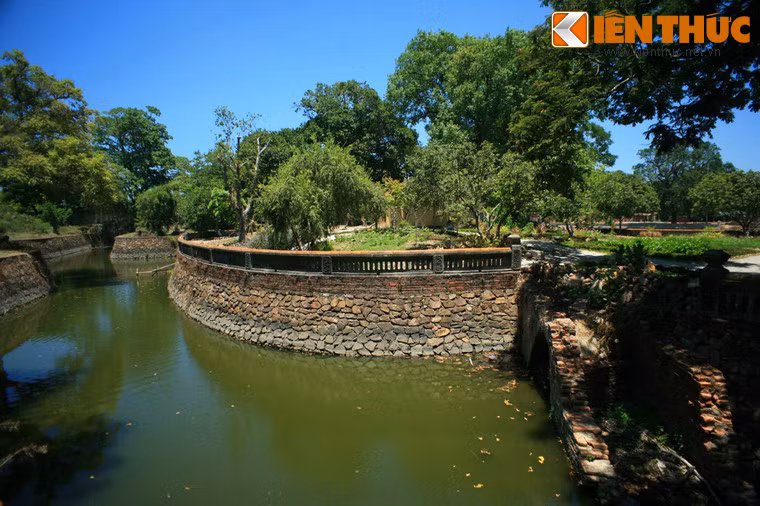 Phía trước lầu Ngự Tiền Văn Phòng trước tòa nhà là vườn Thiệu Phương cùng một hệ thống mương nước thông ra hồ Ngọc Dịch.