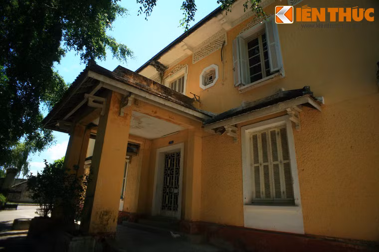 Lầu Ngự Tiền Văn Phòng được xây dựng vào khoảng năm 1932, thời điểm vua Bảo Đại về nước chấp chính sau thời gian du học tại Pháp.