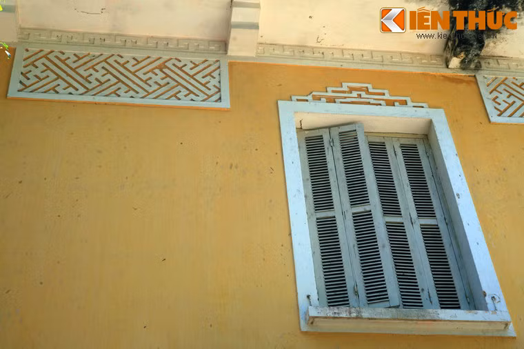 Lầu là nơi làm việc của Ngự Tiền Văn Phòng, cơ quan thay thế cho Nội Các từ thời vua Minh Mạng.