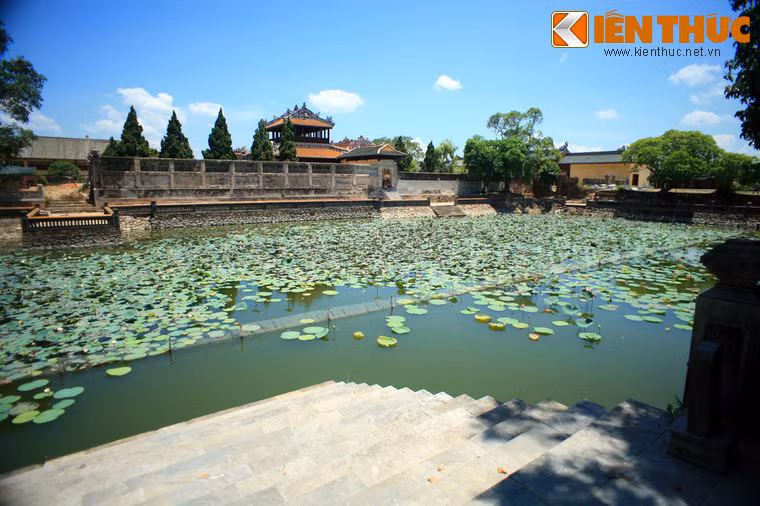 Hồ ngọc Dịch và Thái Bình Lâu nhìn từ vườn Thiệu Phương.