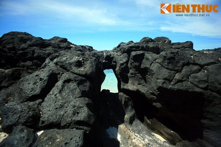 Cảnh cổng vòm tự nhiên này đủ rộng để cho người bước qua.
