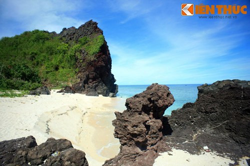 Vách đá nham thạch dựng đứng này là một trong những khung cảnh kỳ vĩ nhất của hòn đảo.