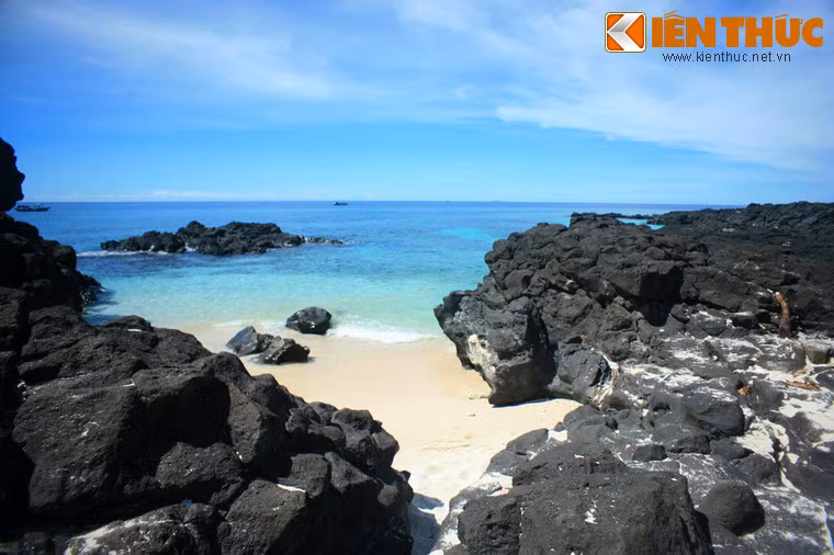 Điều này một phần quan trọng là do đảo Bé nằm ở vị trí cô lập, ít du khách hơn so với các vùng biển nổi tiếng khác.