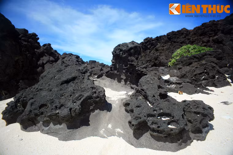 Dù rất độc đáo, nhưng bãi đá của đảo không được nhiều người biết đến như một số bãi đá khác ở Việt Nam.