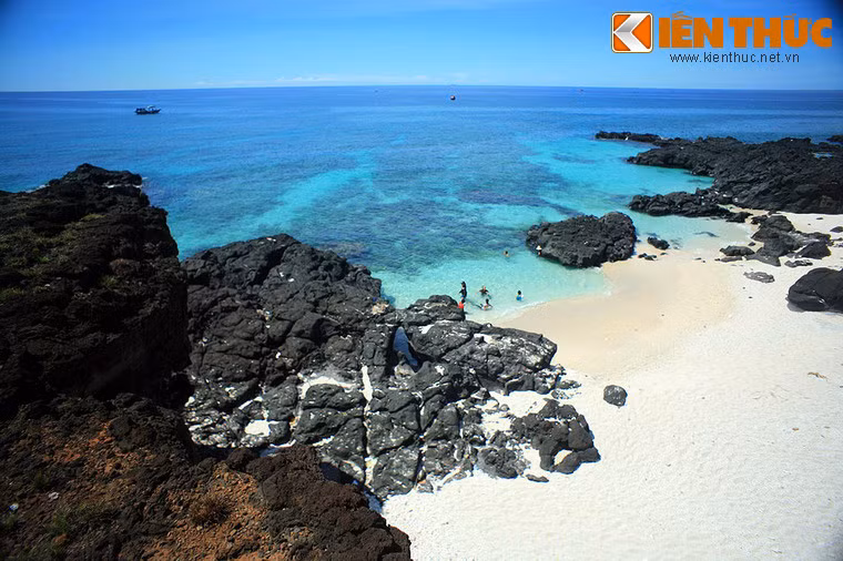 Xen kẽ là các bãi đá là những dải cát trắng đẹp mê hồn.