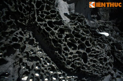 Có những tảng đá trông như tổ ong khổng lồ với hàng nghìn khoang rỗng trên bề mặt.