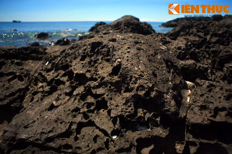 Sự rắn lại đột ngột của nham thạch nóng chảy khi gặp nước biển đã tạo nên những hình dạng vô cùng bất ngờ của các phiến đá.