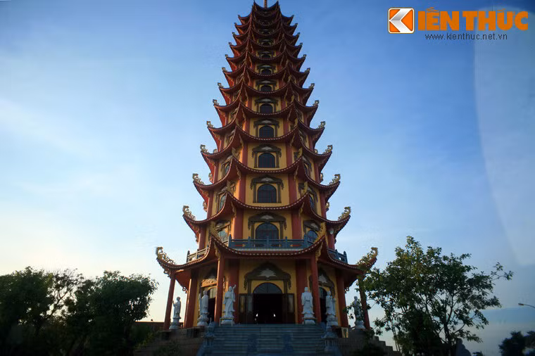 Bảo tháp có chiều cao 61m, gồm 13 tầng lầu và 1 tầng hầm, diện tích mặt sàn là 2.100 m2.