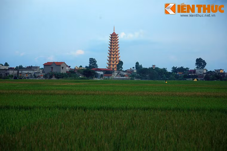 Bảo tháp Hòa Bình là công trình nổi bật của vùng, có thể nhìn thấy từ cách xa nhiều km.