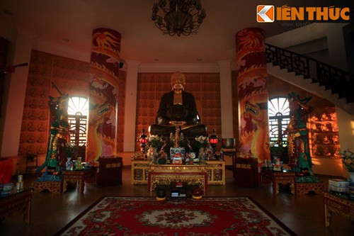 Mỗi tầng của tháp mang một chủ đề Phật giáo khác nhau.