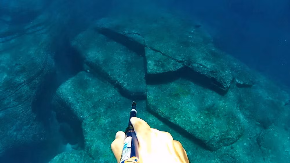 Ban đầu giới nghiên cứu cho rằng đây là các cấu trúc tự nhiên. Nhưng sau nhiều chuyến khảo sát, họ đã khẳng định đây là một công trình nhân tạo qua dấu vết mài xẻ trên đá, các ký tự trên những phiến đá và các mẩu đá được mài đẽo hình các loài động vật.