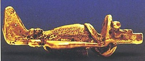 Thậm chí họa tiết ở "khoang lái" còn gợi liên tưởng đến hình ảnh hai phi công đang điều khiển máy bay.